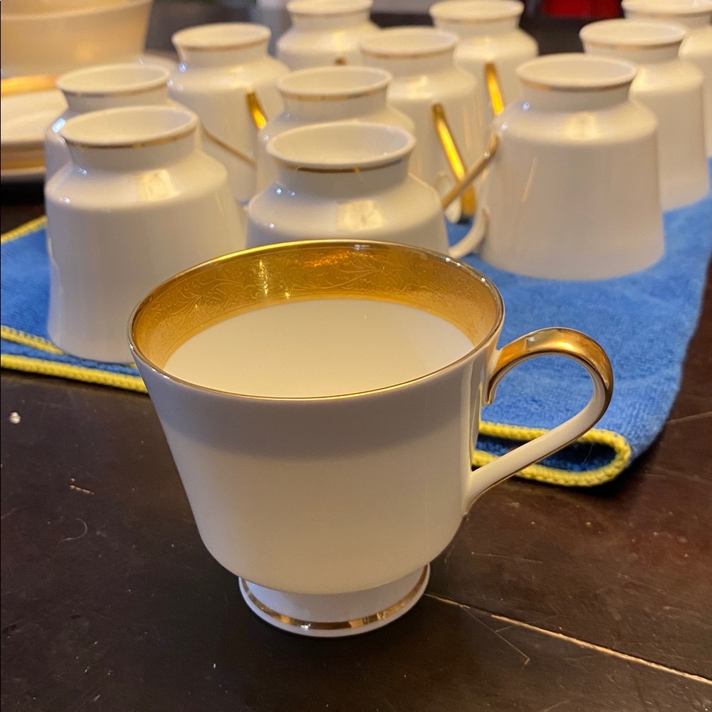 Set of 16 vintage 12 Mikasa Harrow Bone fine China Tea Cups, 3 saucers. 1970s